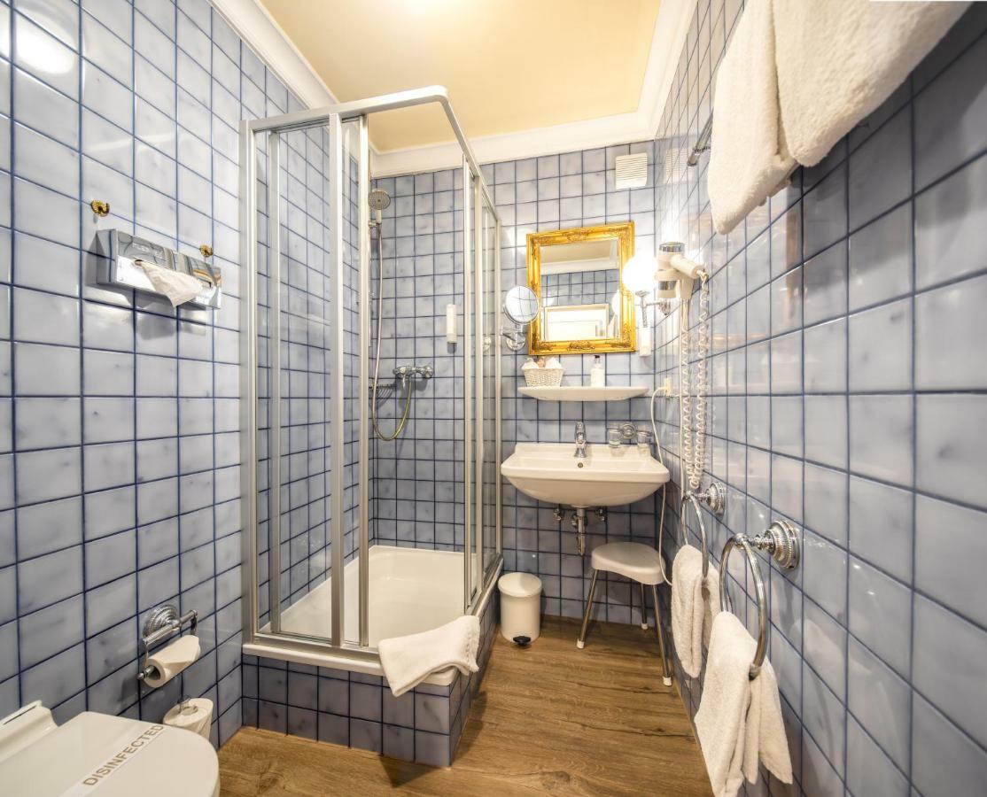 Simones Hotel Fuerstenhof 란츠후트 외부 사진